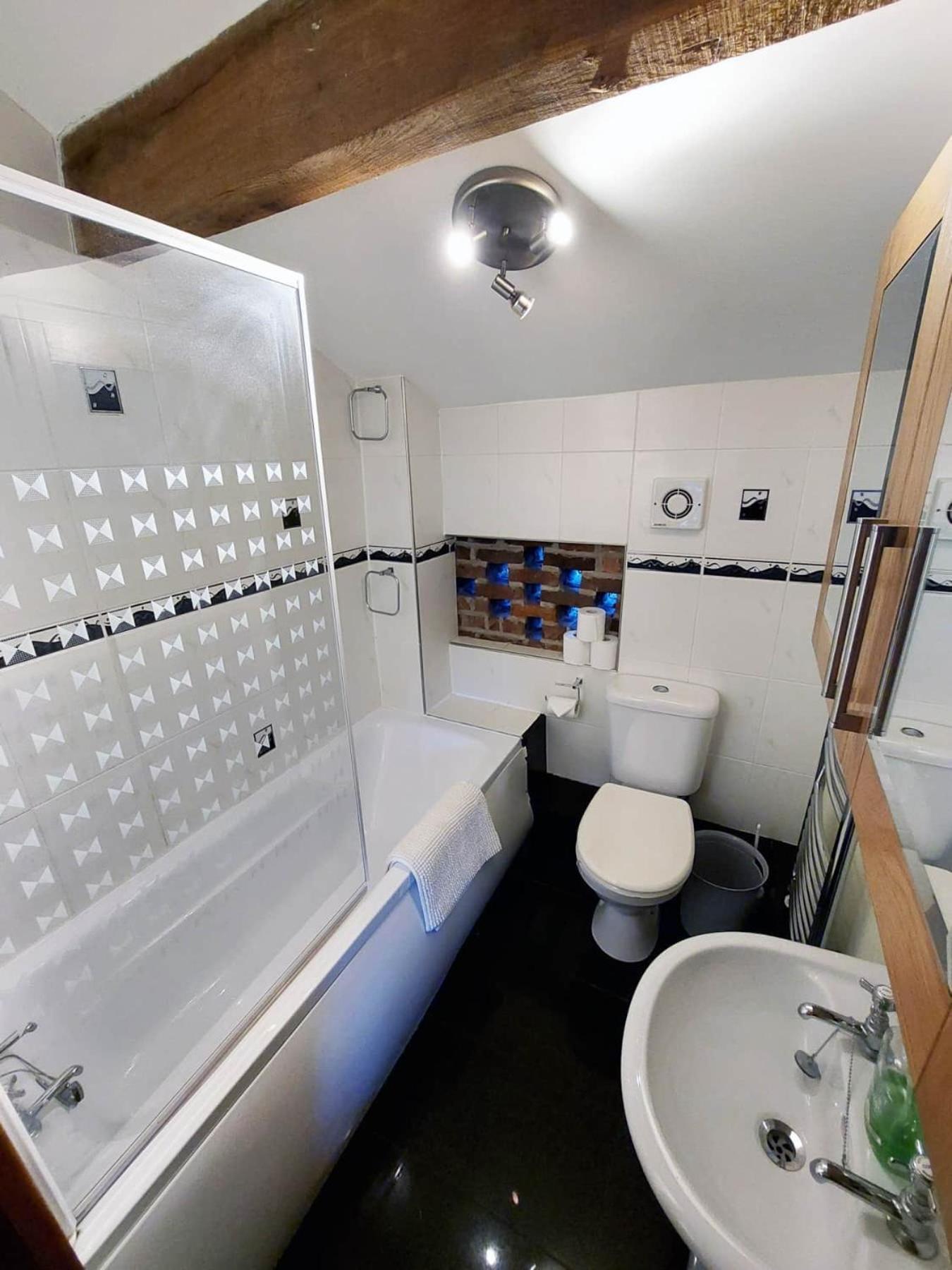 The Old Mill Barn With Hot Tub And Private Use Of Heated Pool Vila Wirral Exterior foto